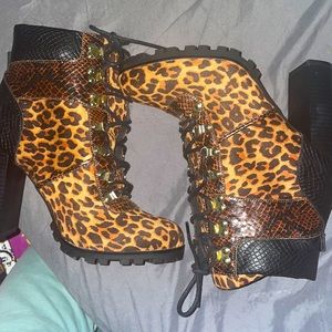 Woman’s size 7 1/2 cheetah booties !